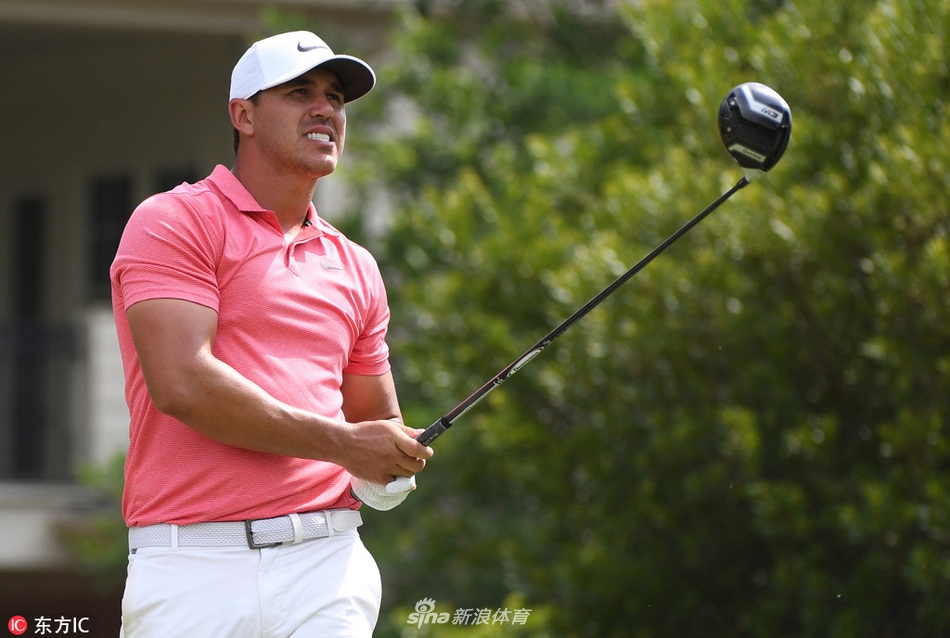 达斯汀·约翰逊在练习场进行赛前热身，他挥杆的力量与优雅在阳光下展露无遗。