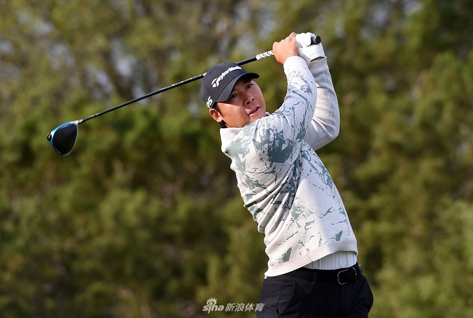 马特-华莱士在发球台优雅挥杆,动作流畅而充满力量。