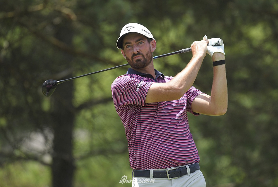 赛事奖杯在颁奖台熠熠生辉，等待着最终胜利者的捧起