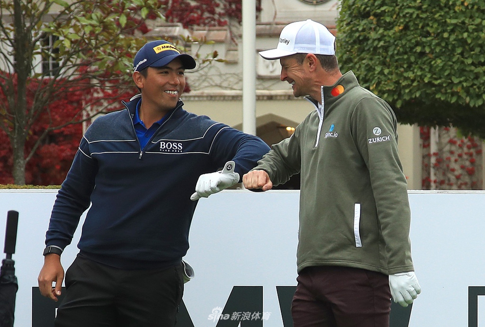 瑞德正全神贯注地推杆，果岭上的每一寸草皮都考验着他的手感与耐心