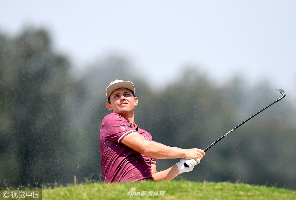 史密斯向热情的支持者挥手致意，脸上带着发自内心的灿烂笑容