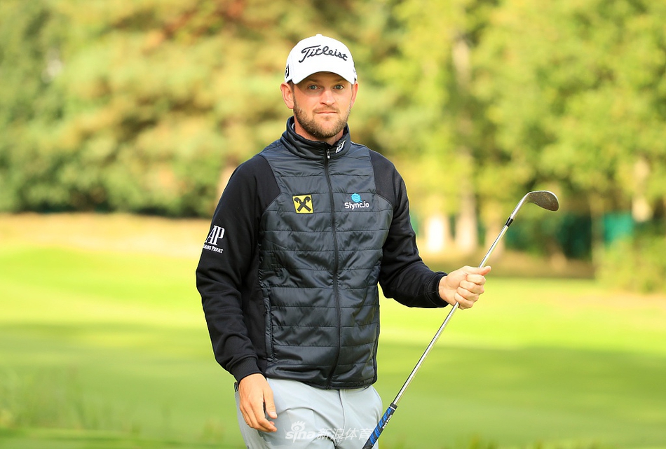 赛事标志在练习场边清晰可见，预示着精彩纷呈的对决即将全面展开