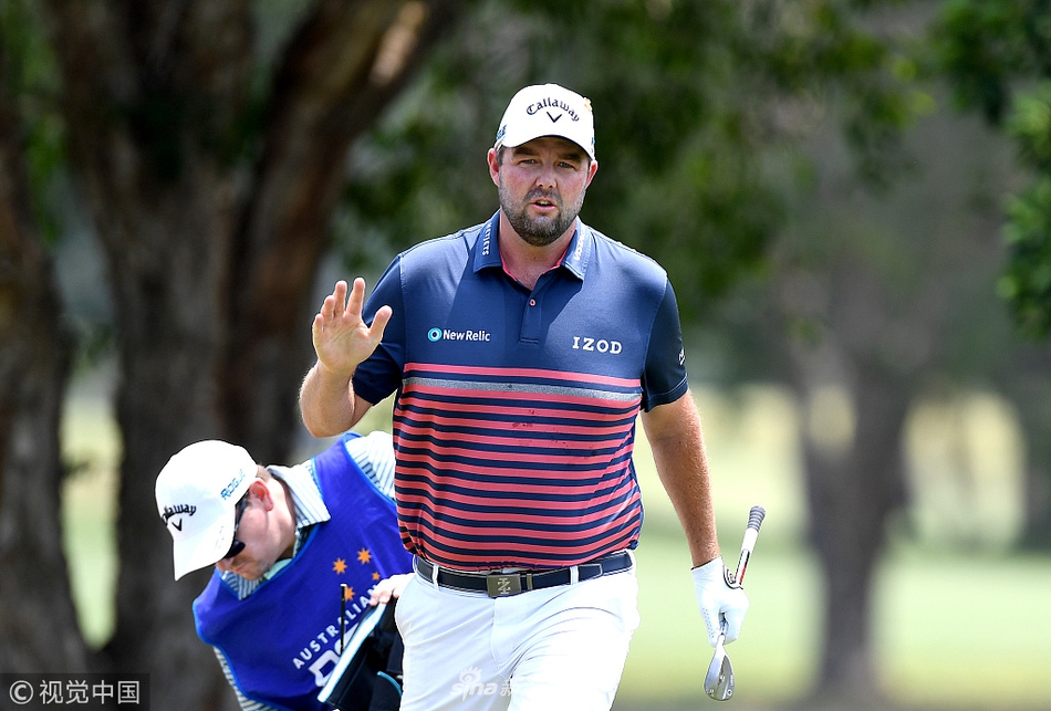 史密斯与竞争对手罗斯·麦克高文在赛后亲切交谈，彼此握手致意，彰显体育精神