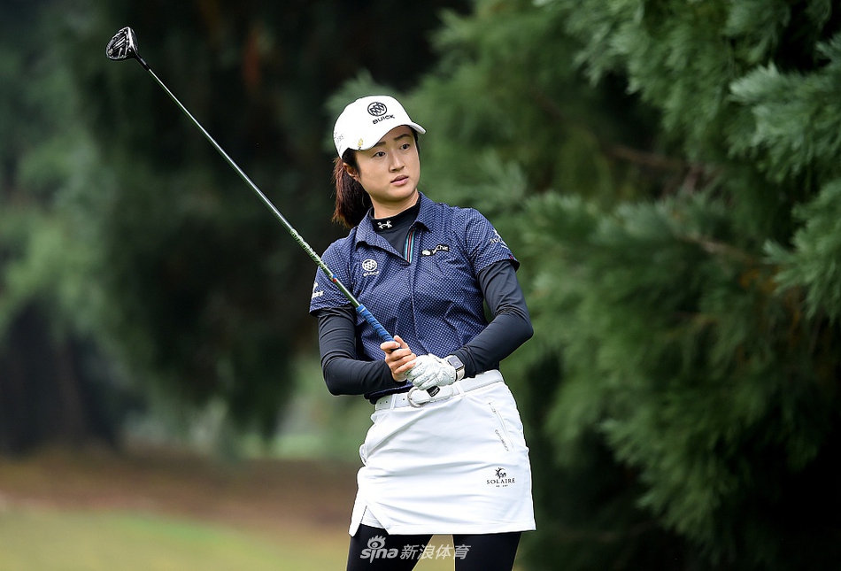 卫冕冠军汉娜·格林在波特兰精英赛首轮比赛中潇洒挥杆，她以精准的推杆和稳定的发挥，最终交出66杆，与对手并列领先。