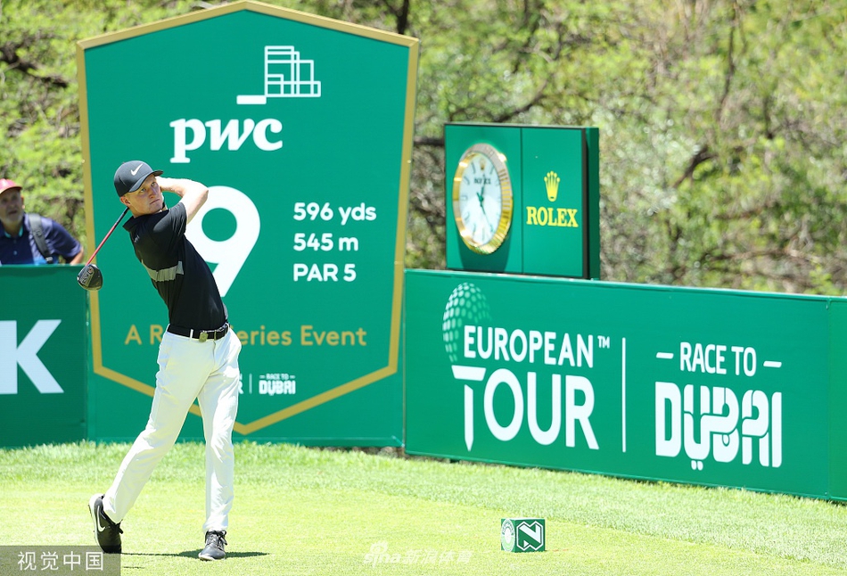 托马斯-德迪在蔚蓝晴空下全力开球，身体展现出的力量与平衡感十足。