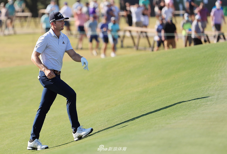 球员在沙坑中完成一记高难度救球，沙砾飞溅瞬间充满力量感