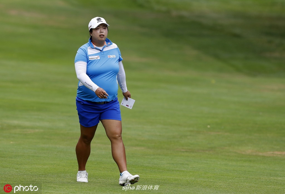 第三轮比赛在群山环抱的依云度假村球场进行，阳光透过云层洒在起伏的果岭上，宛如一幅宁静的运动画卷。