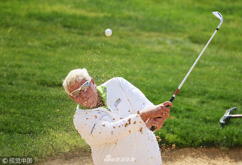 帕万在沙坑中救球,沙砾飞扬的瞬间展现出他精湛的短杆技术和稳定的下盘。