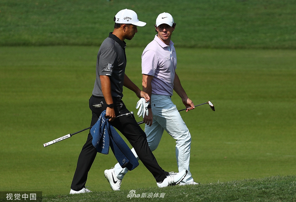 麦克罗伊在沙坑中处理困难球位,展示其全面的短杆技术