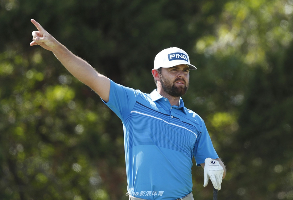 俯瞰多姆佩德罗维多利亚高尔夫球场全景，绿茵、沙坑、水塘与远山构成一幅令人心旷神怡的美丽画卷