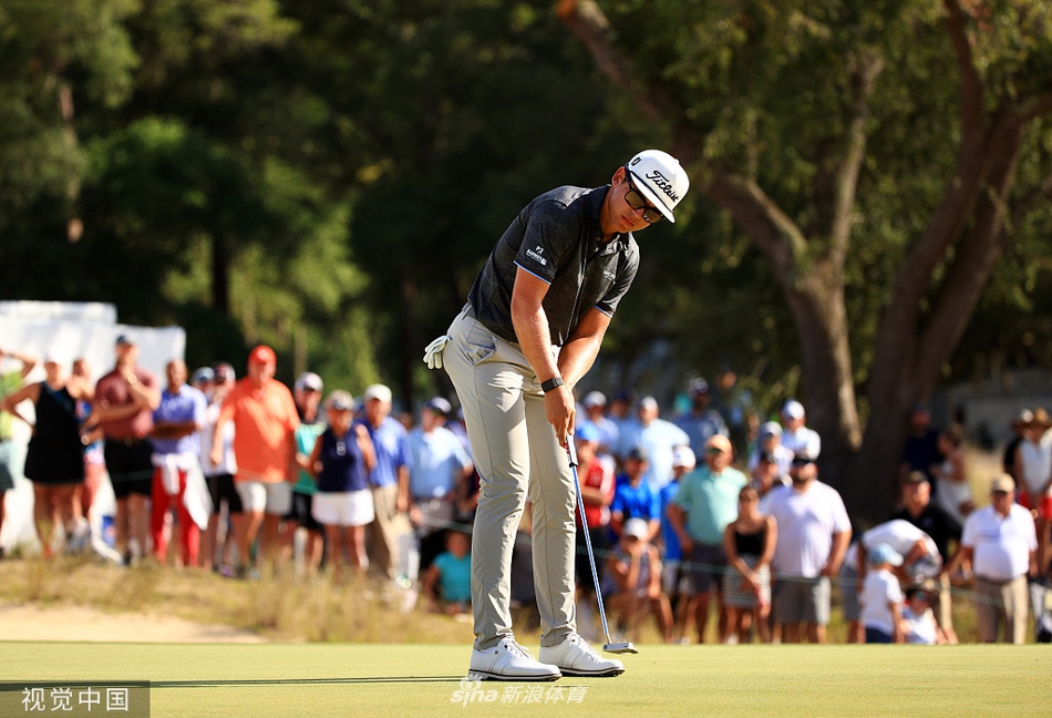 希格在沙坑中救球，神情专注，展现出全面而精湛的短杆技术。