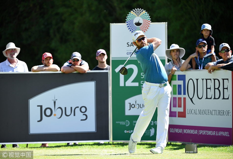 夕阳西下,球员行走在球道上,长长的影子与金色的草坪交织,画面充满宁静的运动诗意