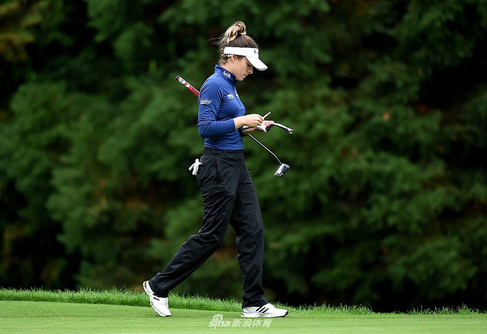 比赛现场天空放晴，与赛前雾霾笼罩的景象形成鲜明对比，球员和观众终于可以畅快地呼吸并享受比赛。