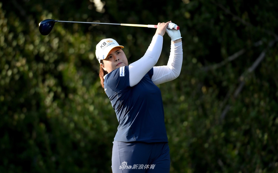 比赛现场全景，艾维艾拉高尔夫俱乐部风景如画，球道与湖泊交错，球员们的身影点缀其间。