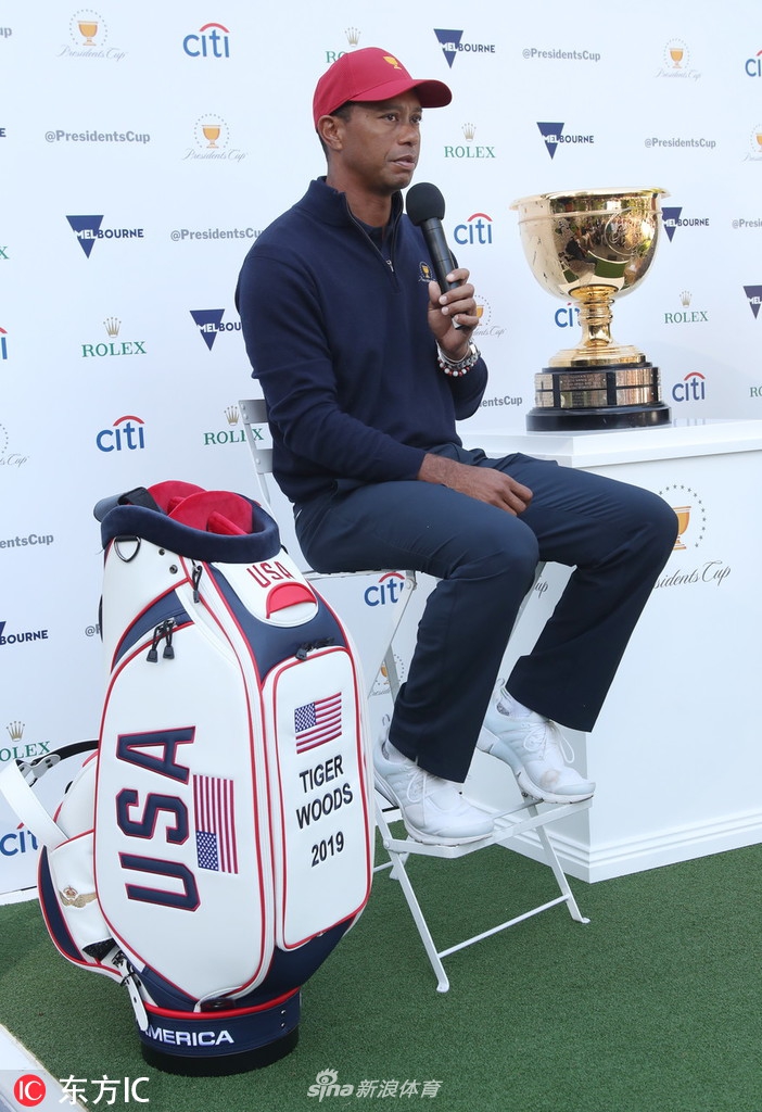 伍兹在新闻发布会上面带微笑，从容应对媒体关于他双重角色的提问。