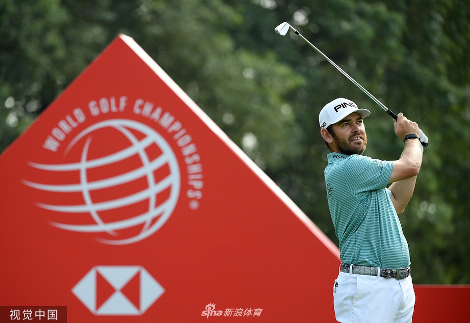 中国球员李昊桐在果岭上仔细研判推杆路线,神情专注