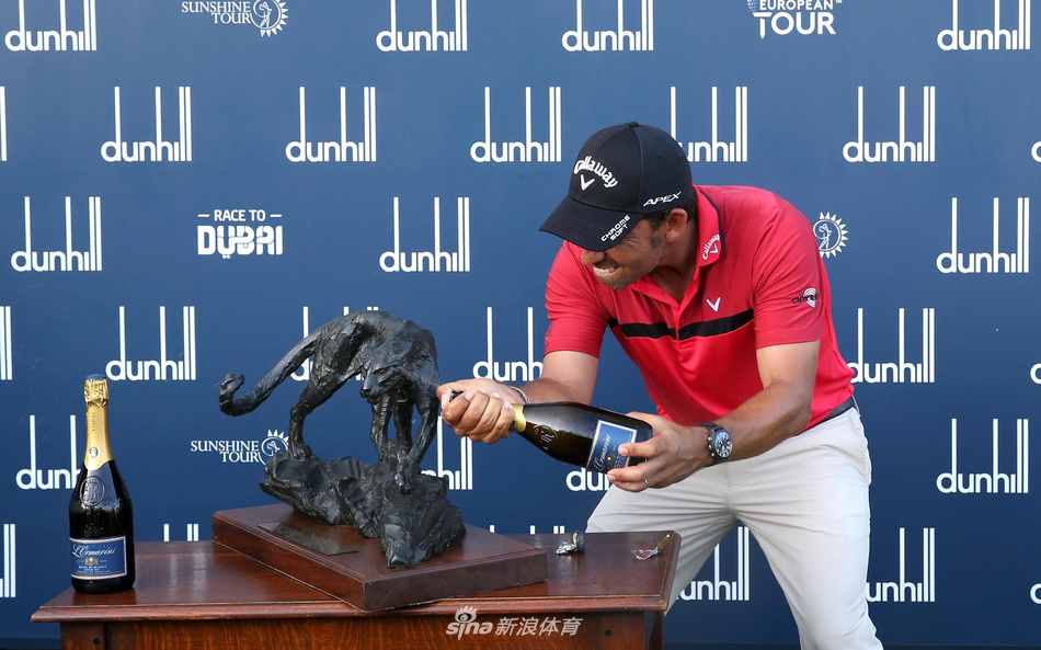 冠军球包特写:人工智能‘闪电’发球木与造型优雅的推杆静静躺在球包中,它们是赛场上的无声功臣。