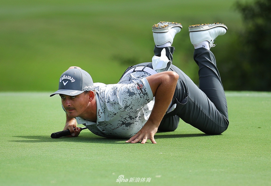 梅龙克奋力开出本轮比赛关键一杆，身体完全舒展开来，充满力量感。