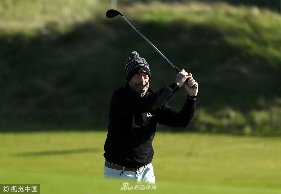 雅克-卡利斯专注观看比赛,侧影沉稳,仿佛正在分析一场精彩的板球测试赛。