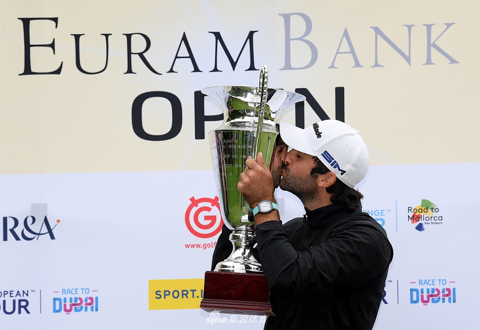 斯塔尔特与未婚妻兼球童弗洛拉在颁奖典礼上深情相拥，共享胜利喜悦