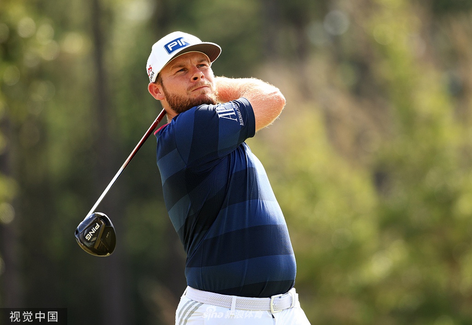 希格在球道上挥杆，身姿潇洒有力，白色高尔夫球在空中划出完美弧线。