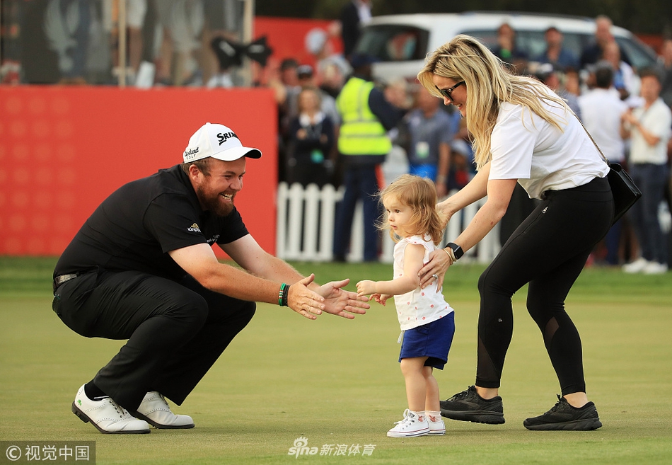 颁奖典礼上,劳瑞高举银色冠军奖杯,灯光聚焦于他