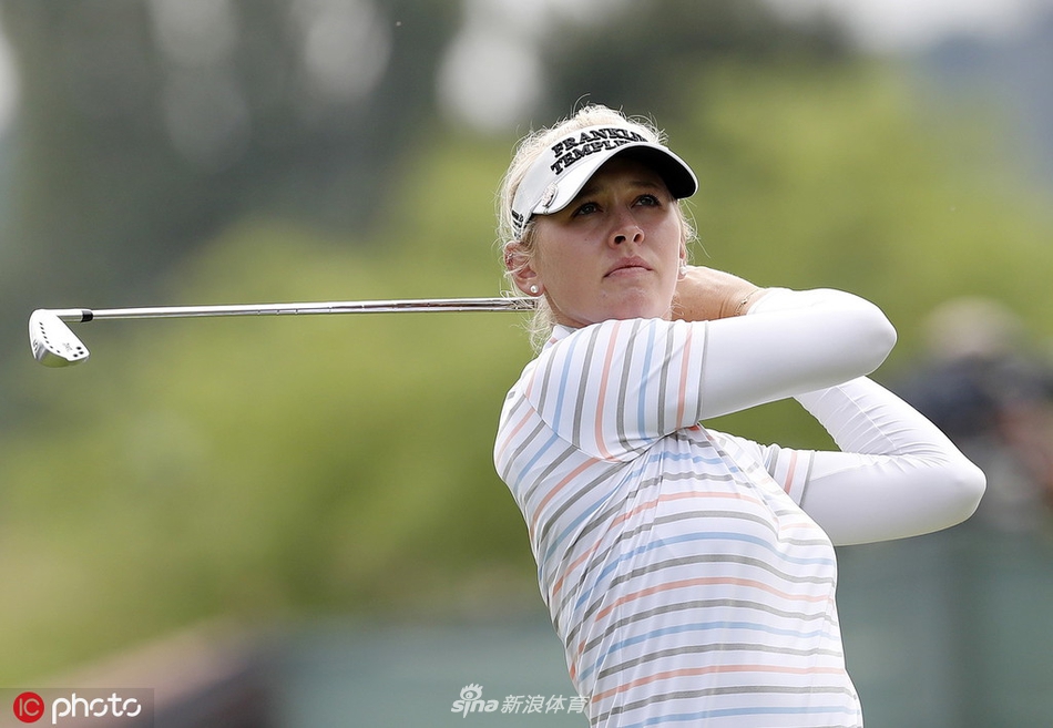 韩国名将朴城炫在果岭边细致研判推击线路，她冷静的分析是冲击冠军的关键。