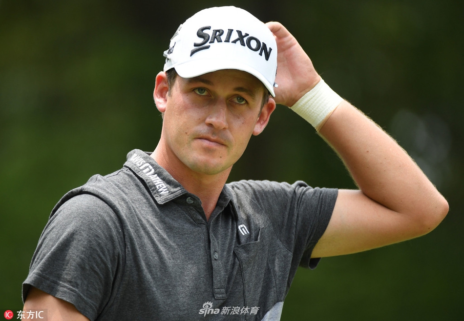 布兰德·斯内德克尔在果岭上俯身观察推杆线路，他本轮神准的推杆是取得低杆数的关键。