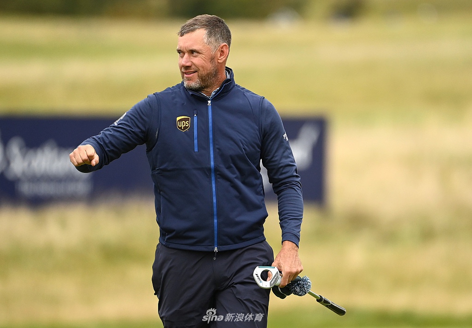 比赛场景，球手在黄昏时分的薄雾中击球，画面充满电影质感