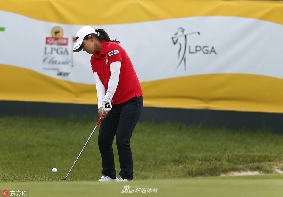 帕克在果岭边沙坑中救球，沙砾飞溅的瞬间展现出她扎实的短杆技术和强大的比赛气场