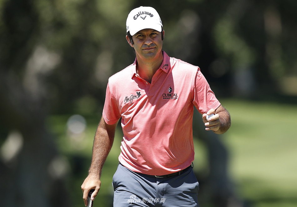 约格-卡皮罗全力挥杆瞬间,身体扭转形成完美弧线,阳光洒落在他专注的脸庞与飞扬的草屑上