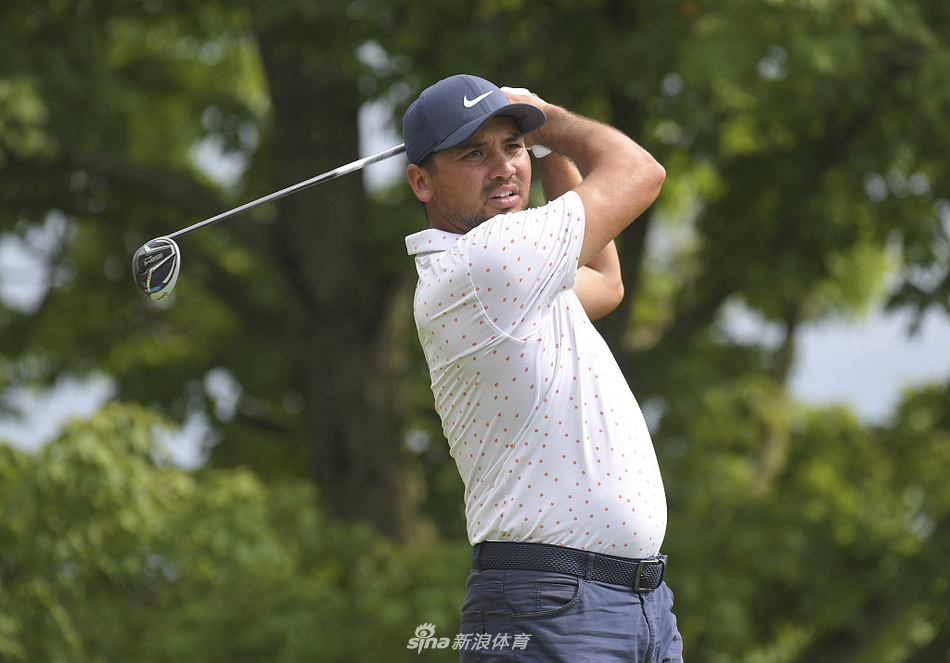 简森·戴伊在练习果岭上反复推敲动作，神情严肃，为寻求状态突破而努力