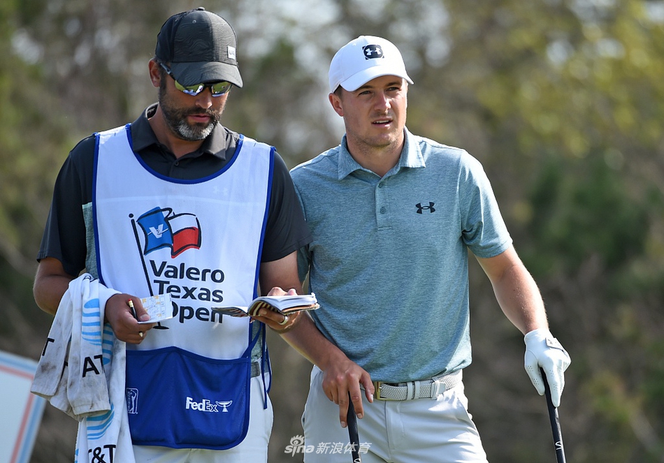 里奇-福勒在果岭上轻轻推出关键一推,为争取大师赛资格奋力一搏。