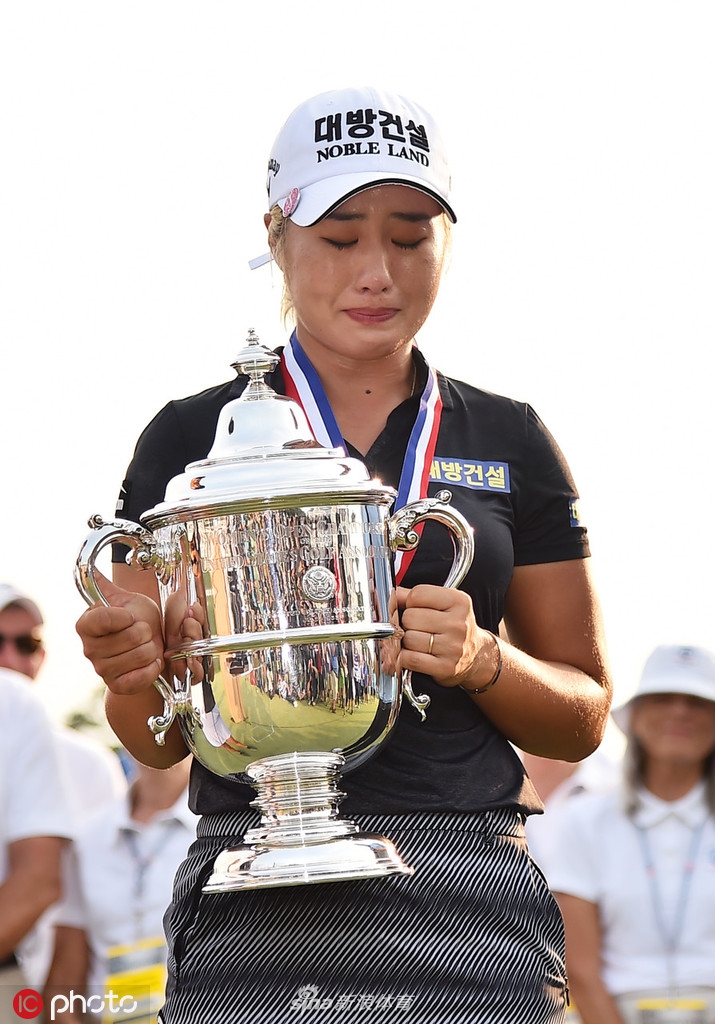 颁奖典礼上李晶恩亲吻银质奖杯，眼中闪烁喜悦泪光