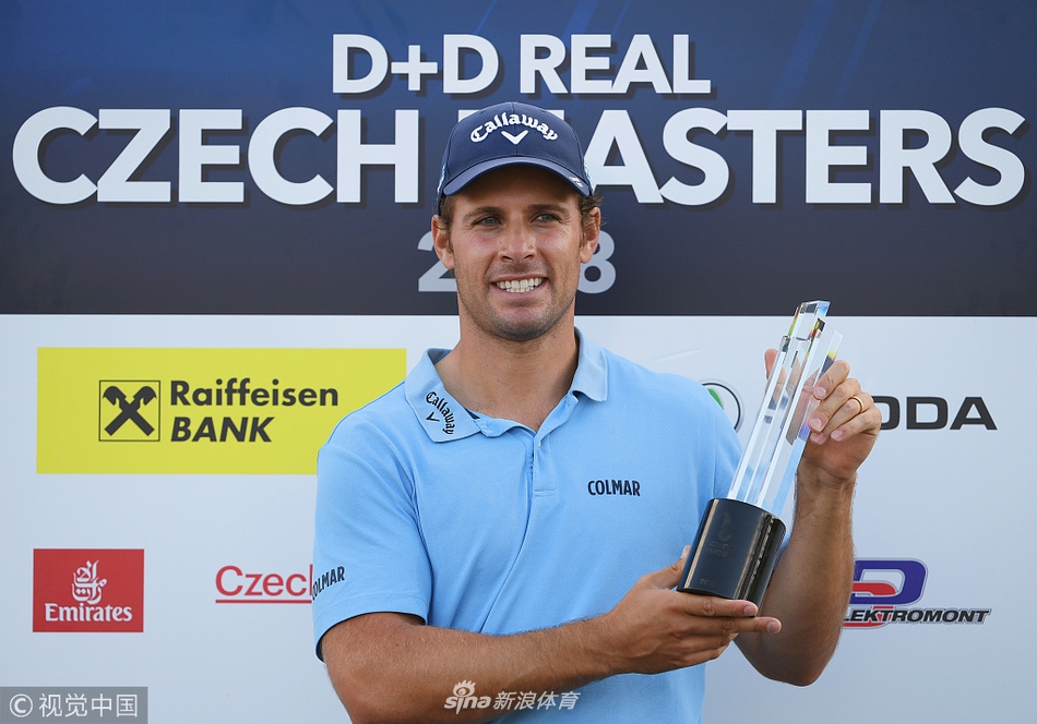 帕万在果岭边冷静观察线路,阳光洒在他专注的侧脸上,仿佛一尊沉思的雕塑。