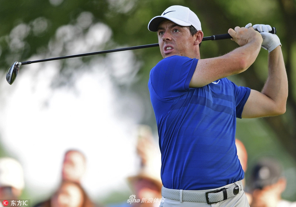 冠军颁奖仪式现场,巨大的冠军支票背景板前,托马斯被摄影师环绕,他正开怀大笑,尽情享受属于他的荣耀时刻。