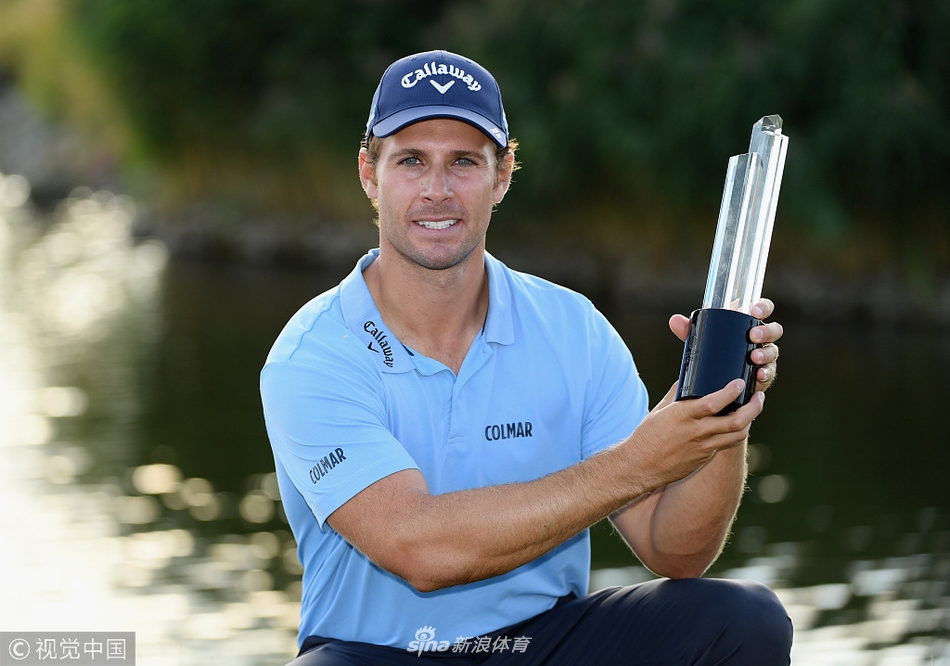 帕万挥杆瞬间的完美身姿,身体充分扭转,力量从地面传导至杆头,极具爆发力。