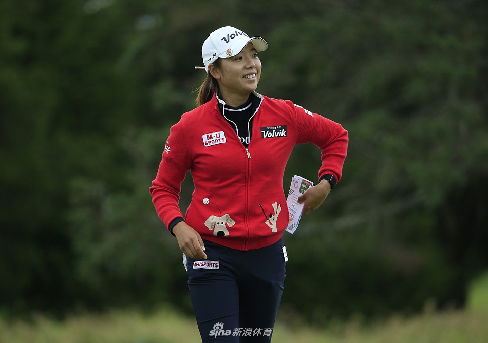 田仁智在夕阳下练习推击，金色的余晖洒满果岭，勾勒出球员专注的剪影。