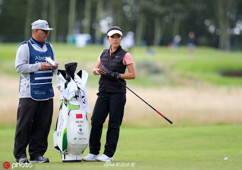 何沐妮开球后凝望小球飞行的轨迹，动作流畅而充满力量感