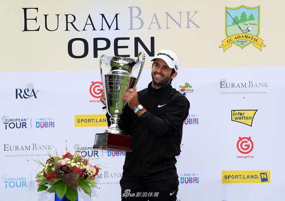 冠军推入洞瞬间，斯塔尔特紧握拳头兴奋呐喊，压抑整天的情绪全然释放