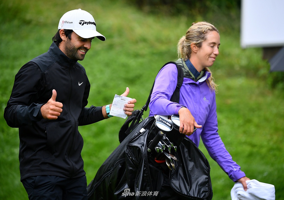 斯塔尔特在雨中坚定地凝视球道，阿尔卑斯山的雨雾笼罩着赛场，气氛凝重而紧张