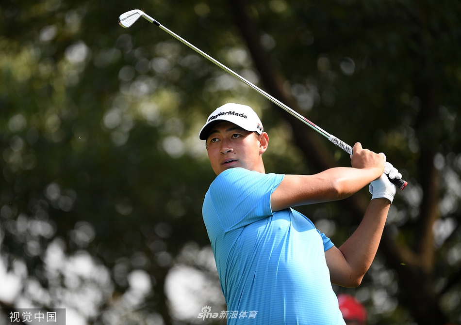 麦克罗伊在佘山球道上全神贯注准备击球,身后是标志性的中式景观