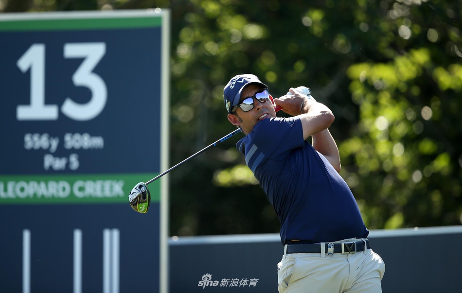 西班牙名将拉拉扎巴尔在南非赛场上挥杆,动作优雅而充满力量,目光紧盯着空中的小白球。