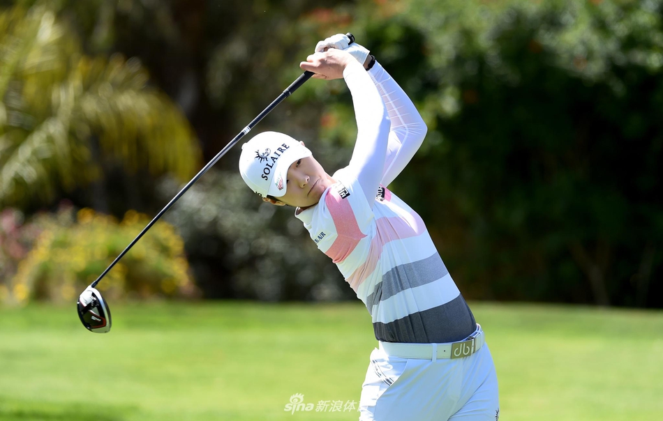 冯珊珊在比赛中展现标志性的沉稳挥杆，姿态优雅而充满力量，尽显大满贯冠军风范。