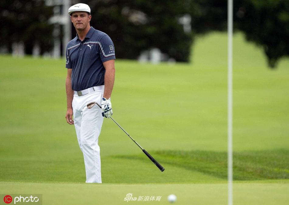 基根·布拉德利在果岭边向观众致意，这位新英格兰地区的宠儿在主场球迷的注视下表现出色，他的每一次精彩击球都引来热烈的欢呼。