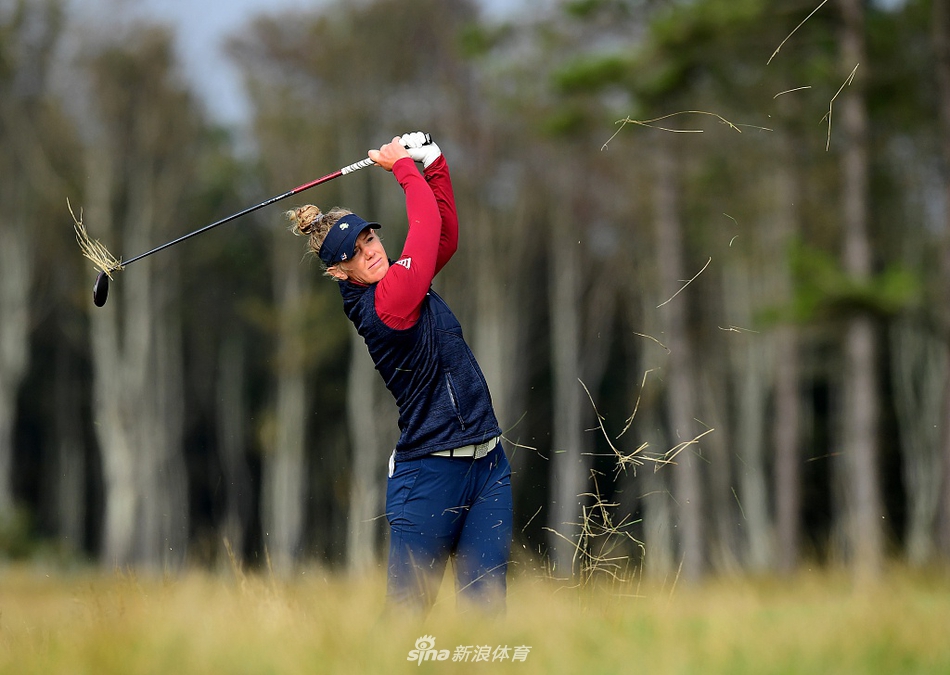 艾米-奥尔森在长草中冷静处理困难球位，神情坚毅
