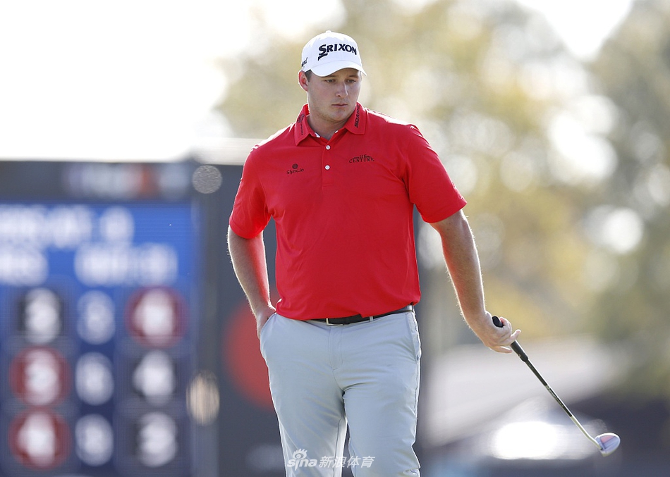 夕阳余晖洒在纪念公园球场，球员走向下一个洞，留下长长的身影