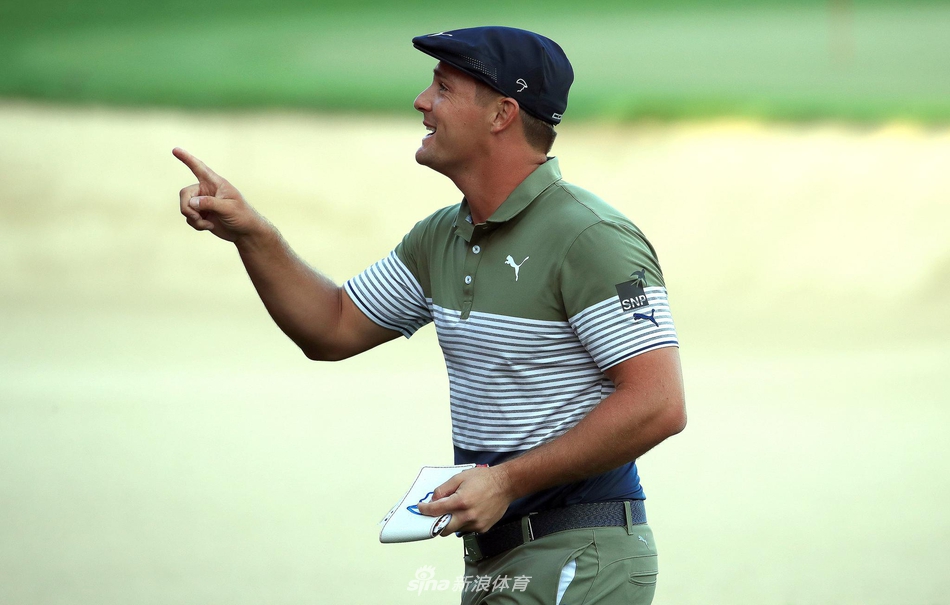 颁奖典礼上，佩珀雷尔高举银色奖杯，香槟喷洒，璀璨的烟花在夜幕下的酋长国俱乐部上空绽放