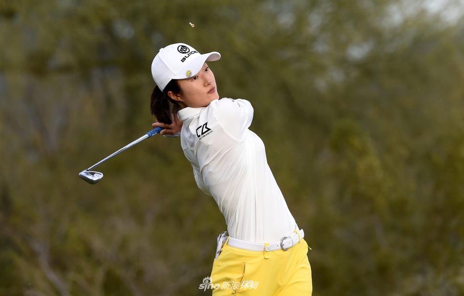 刘钰在果岭上专注观察推杆线路，神情冷静自信，仿佛胜券在握