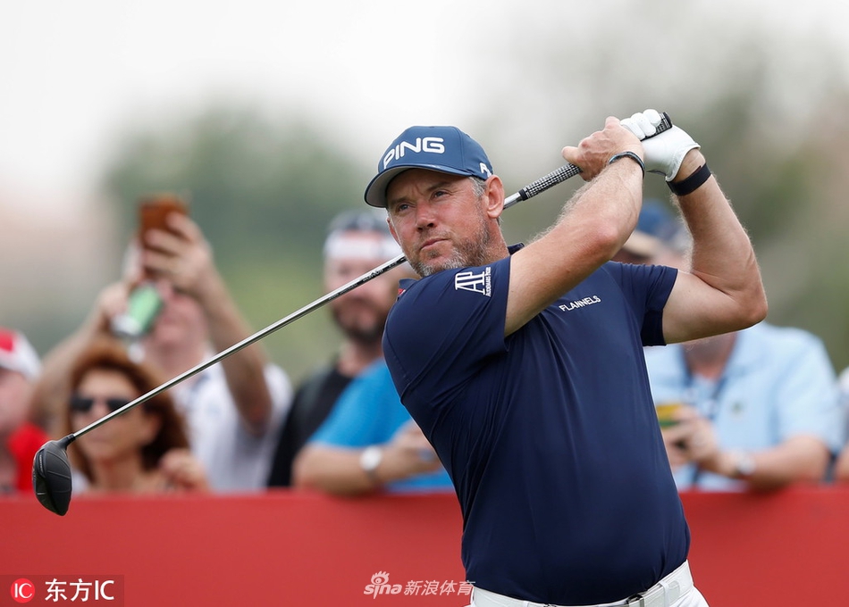 帕特里克·瑞德在球道沙坑中冷静救球,彰显其出色的短杆技术和比赛气质